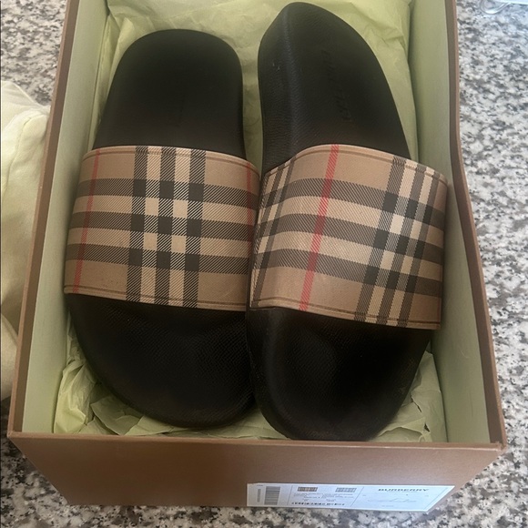 Burberry women’s  Plaid Slide Sandals in Black and Tan - Picture 6 of 7